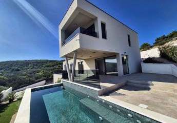 Moderne Villa mit Swimmingpool und Meerblick