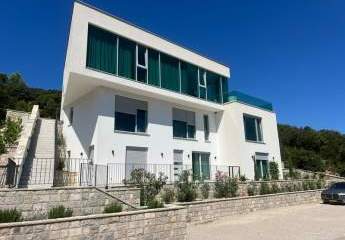 Moderne Luxusvilla mit Pool und Panorama-Meerblick