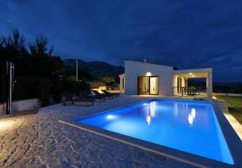 Moderner Bungalow mit Pool und Meerblick