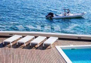 Moderne Luxusvilla direkt am Meer