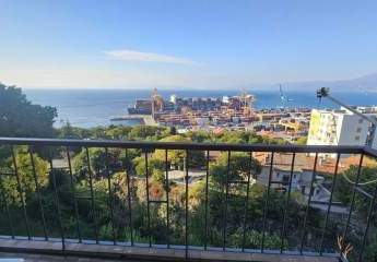 Wohnung mit Blick auf den Hafen und das Meer