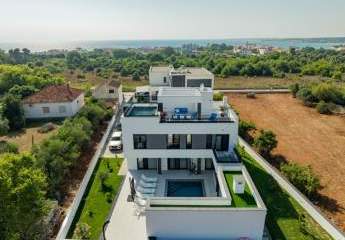 Moderne Villa mit Dachterrasse und Pool, Region Zadar