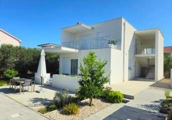 Apartmenthaus mit drei Wohnungen nahe dem Meer