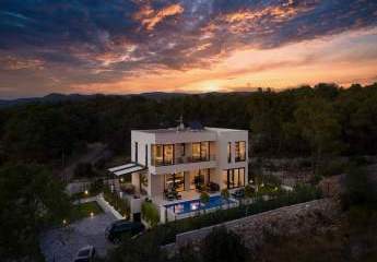 Moderne Villa mit Pool in ruhiger Lage, Region Sibenik