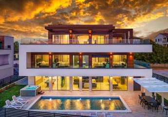 Moderne Luxusvilla mit Swimmingpool und Meerblick, Region Pula