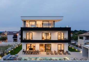 Moderne Villa mit Pool und Dachterrasse