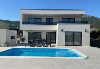 Moderne Villa mit Pool und Meerblick