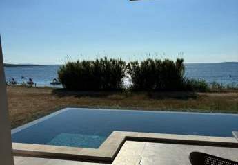 Appartement mit Infinity-Pool nahe dem Meer