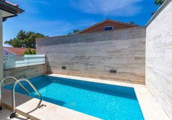 Wohnung mit Swimmingpool nahe dem Meer