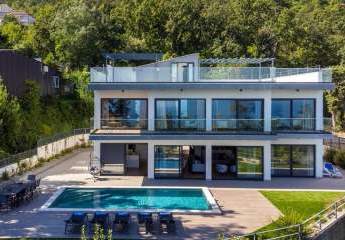Moderne Villa mit Pool und Panorama-Meerblick