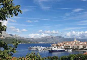 Reihenendhaus mit Blick auf die Altstadt von Korcula und das Meer