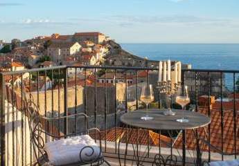 Historische Villa mit Blick auf die Stadtmauern und das Meer