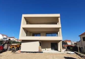 Modernes Penthouse mit Blick auf das Meer