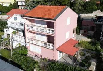 Doppelhaushälfte mit drei Wohnungen in bevorzugter Lage