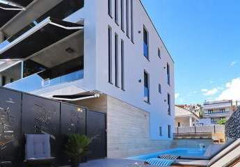 Moderne Villa mit vier Wohnungen