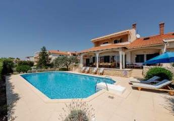 Mediterrane mit Swimmingpool nahe dem Meer