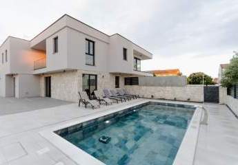 Moderne Doppelhaushälfte mit Pool und Meerblick