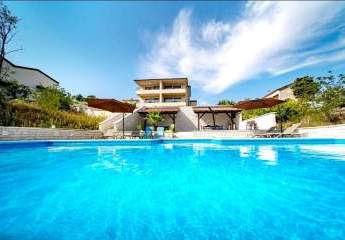 Attraktive Villa mit 6 Appartements, Pool und Meerblick