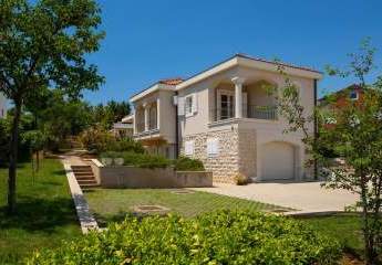 Villa mit Swimmingpool und Meerblick