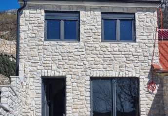 Mediterranes Steinhaus mit Pool und Meerblick