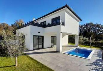 Modernes Haus mit Swimmingpool und Meerblick