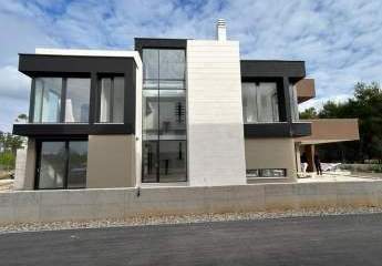 Moderne Villa mit Pool und Dachterrasse