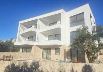 Moderne Erdgeschosswohnung mit Garten und Pool