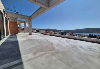 Luxuriöses Penthouse mit Swimmingpool und Meerblick