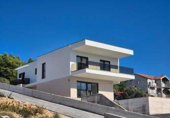 Neubau-Villa mit Swimmingpool und Panorama-Meerblick