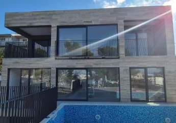 Moderne Villa mit Swimmingpool in der 1. Reihe zum Meer / Yachthafen