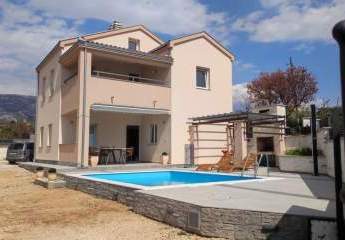 Haus mit zwei Wohneinheiten und Pool