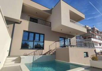 Moderne Doppelhaushälfte mit Pool und Meerblick