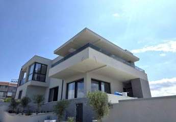 Moderne Luxusvilla mit Meerblick in ruhiger Lage