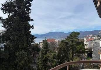 Wohnung mit Blick auf Stadt und Meer