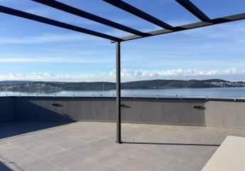 Modernes Penthouse mit Dachterrasse und Panorama-Meerblick