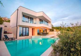 Moderne Villa mit Swimmingpool und Sportplatz