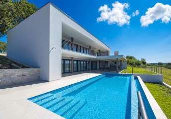 Luxusvilla mit Infinity-Pool und Meerblick in ruhiger Lage
