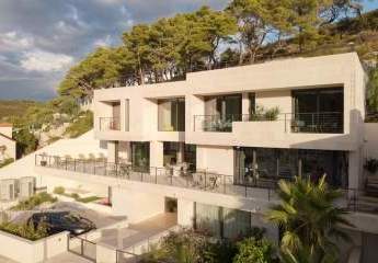 Moderne Luxusvilla mit Panoramablick auf den Ortskern und die Bucht