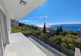 Neubauwohnungen im obersten Stockwerk nahe dem Meer