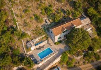 Mediterranes Steinhaus mit Swimmingpool und Meerblick