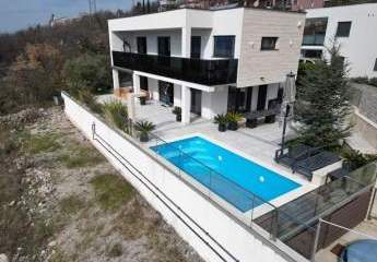 Moderne Villa mit Swimmingpool und Meerblick