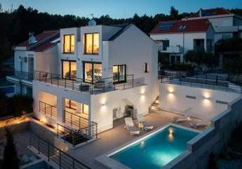 Moderne Villa mit Pool nahe dem Meer