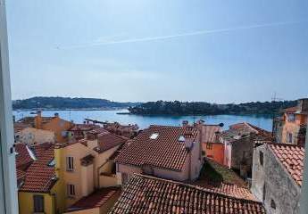 Charmante Dachgeschosswohnung mit Galerie und schönem Meerblick