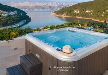 Moderne Villa mit mediterranen Elementen und Panorama-Meerblick