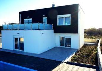 Moderne Neubau-Villen mit Blick auf das Meer in der Region Zadar, Dalmatien