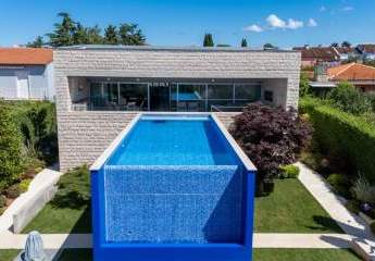 Moderne Villa mit Infinity-Swimmingpool nahe dem Meer