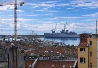 Modern eingerichtete Wohnung mit Meerblick im Stadtzentrum
