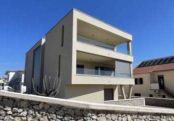 Modernes Penthouse mit Blick auf das Meer
