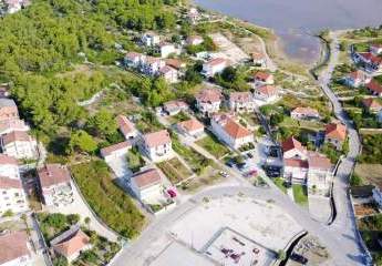 Region Sibenik, Zablace: Geräumiges Baugrundstück in Nähe von Meer und Marina