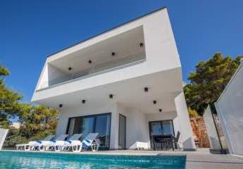 Moderne Villa mit Pool und Blick auf das Meer